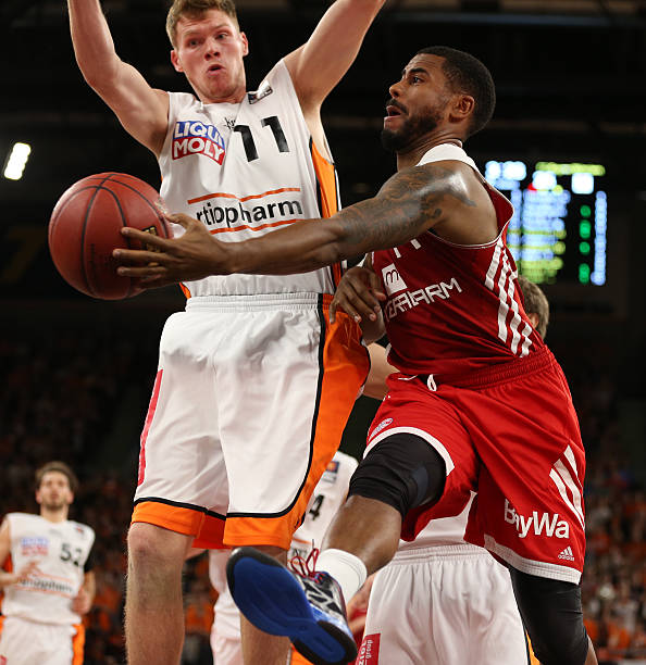 她必将在更 她必将在更